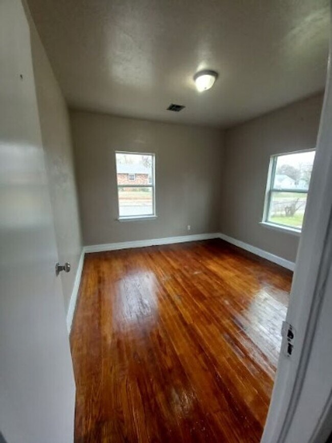 Building Photo - Cute 2 Bedroom Home!