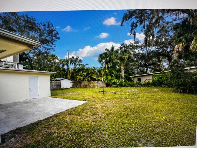 Building Photo - Upgraded 2BR/2BA Home Just Minutes from Vero Beach