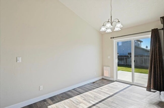 Building Photo - Beautiful Modern Home in a Nice Neighborhood