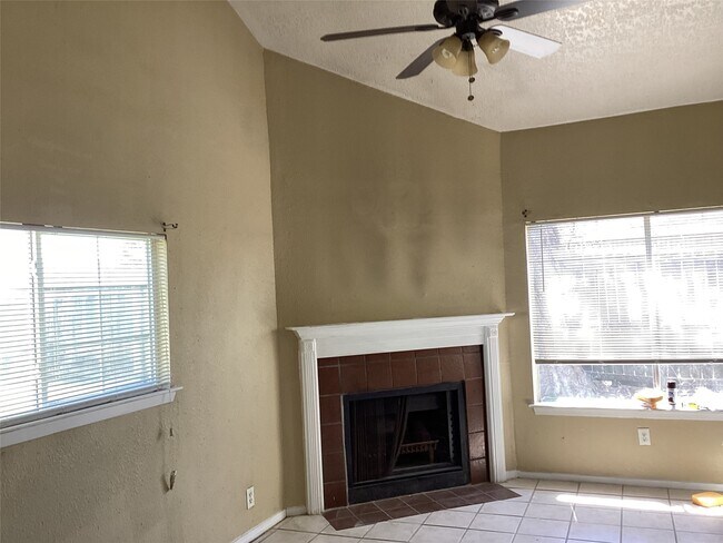 Building Photo - 15831 Bazelbriar Ln