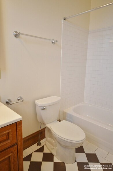 Building Photo - 2214 N Kenmore Ave
