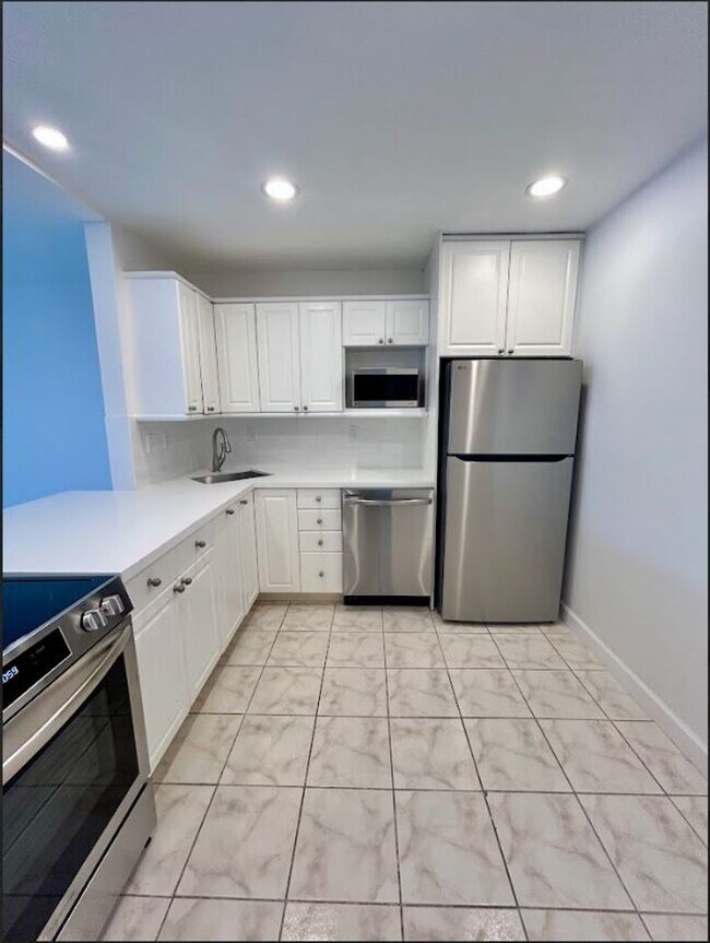 Building Photo - Large Updated 1 Bedroom 1.5 Bath Condo - Steps from Fort Lauderdale Beach!
