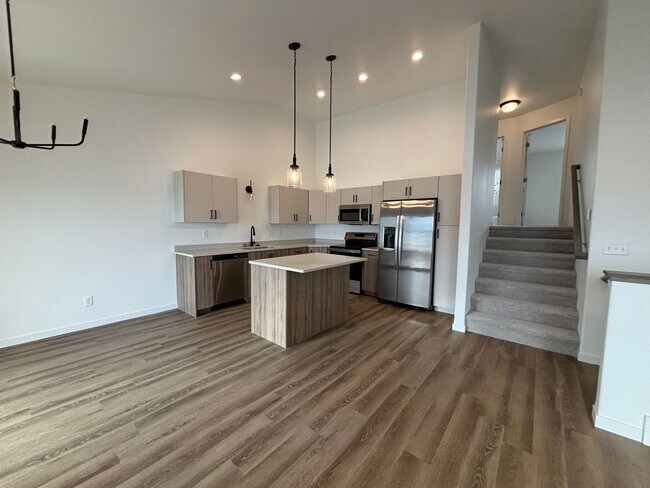 Building Photo - 3 Bed 3 Bath Townhome