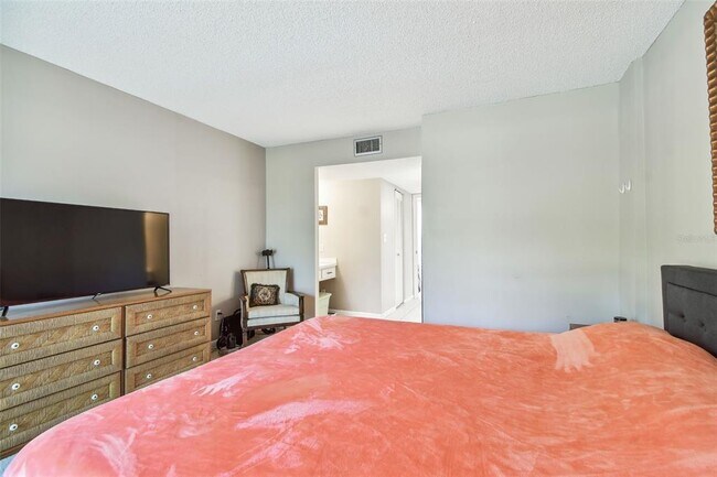 Building Photo - 2700 Cove Cay Dr