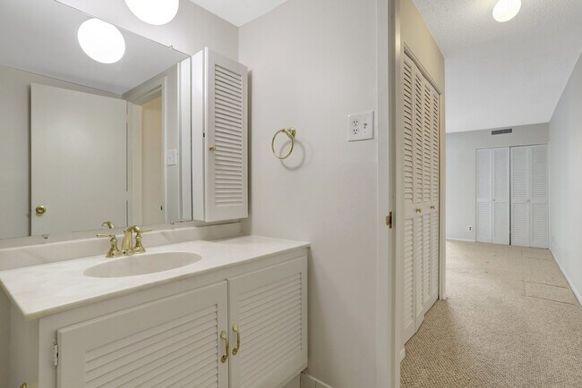 Building Photo - 3800 Fairfax Dr