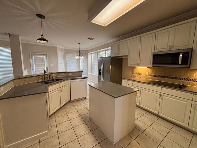 Building Photo - Beautiful 4BR 3.5BA Home w/ 3 Car Garage • Patio & Yard • 3 living areas in Grapevine