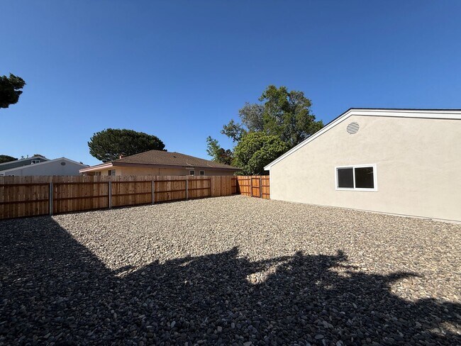 Building Photo - 1120 Village Dr