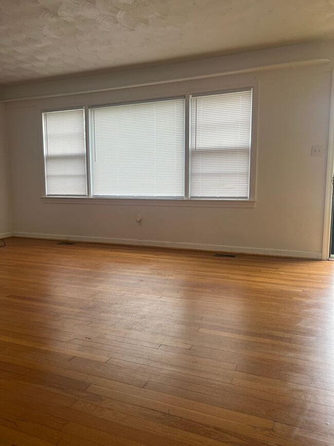 Building Photo - 11 Markham Dr