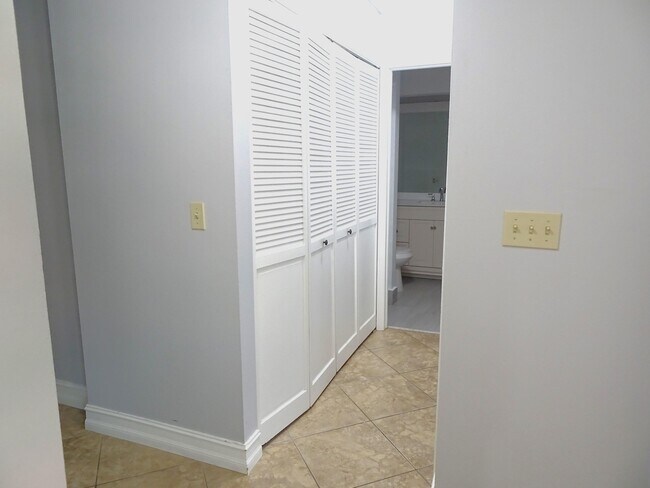 Building Photo - 12260 Sag Harbor Ct