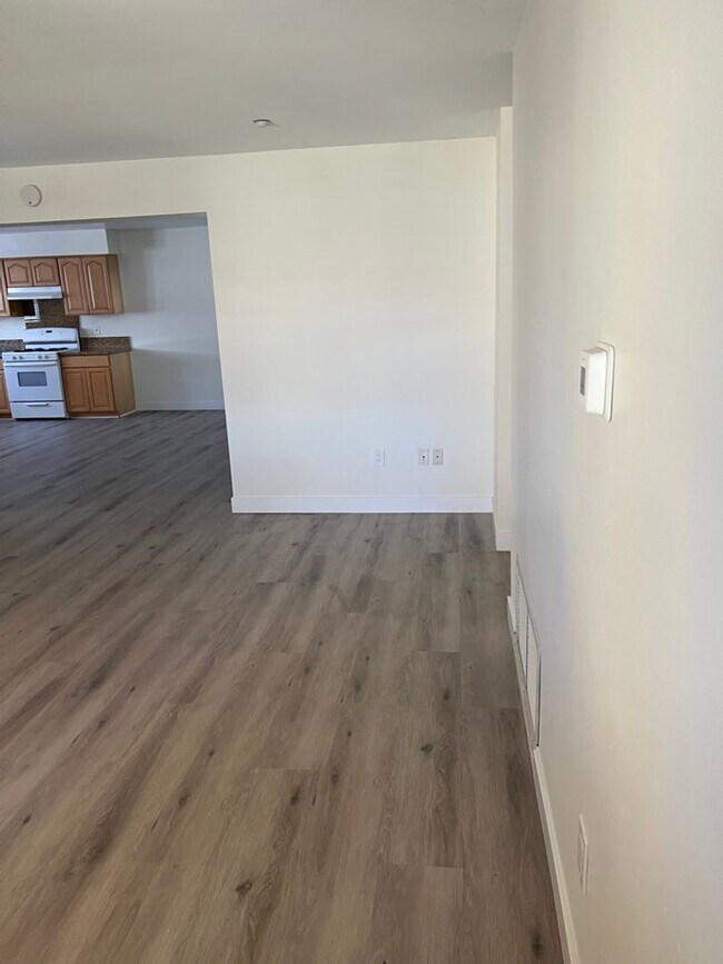 Building Photo - Delong Townhomes