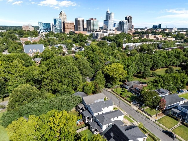 Building Photo - Modern 3 Bedroom home inside Downtown Raleigh, Fenced-in Backyard, Updated Kitchen, Pet Friendly!