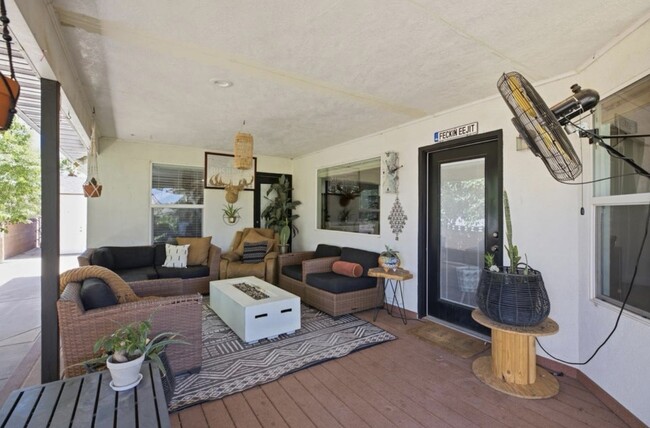 Building Photo - 930 S Indian Cir