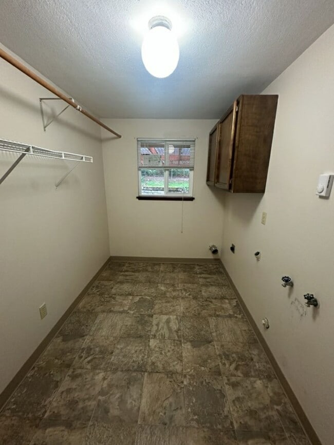 Building Photo - 3 Bed, 2 Bath Ranch in Hazel Dell!