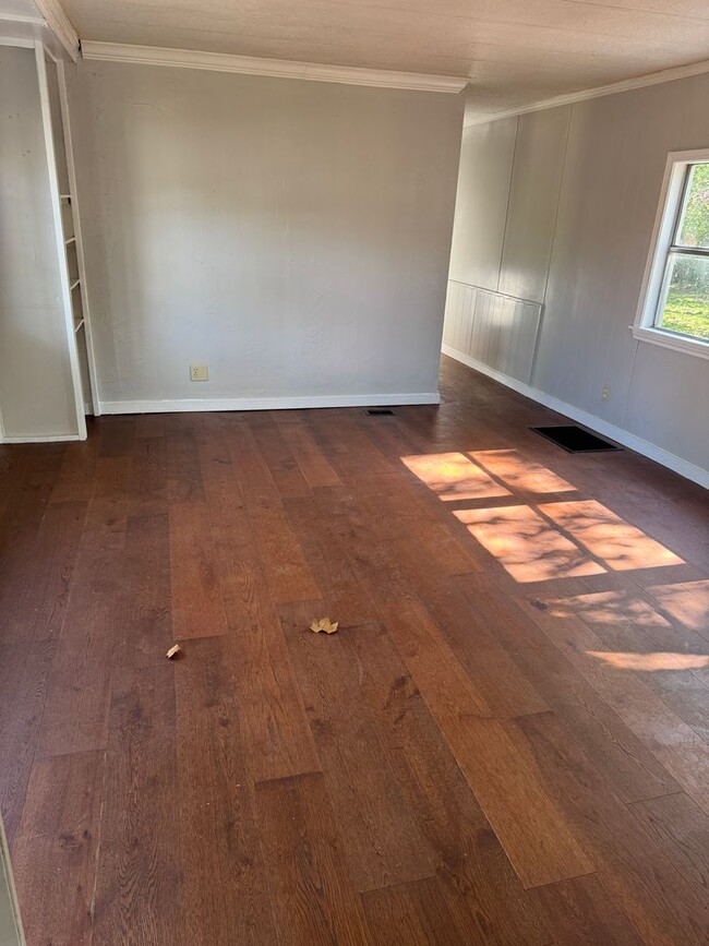 Building Photo - 328 NE Roselawn Ave