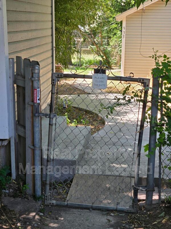 Building Photo - 933 Gillham Rd