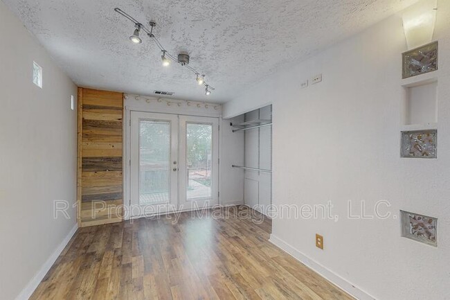 Building Photo - 2413 Gretta St NE