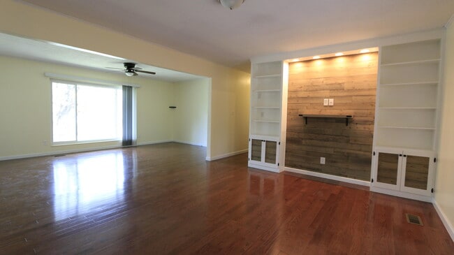 Building Photo - 3010 Clearwater Dr NE