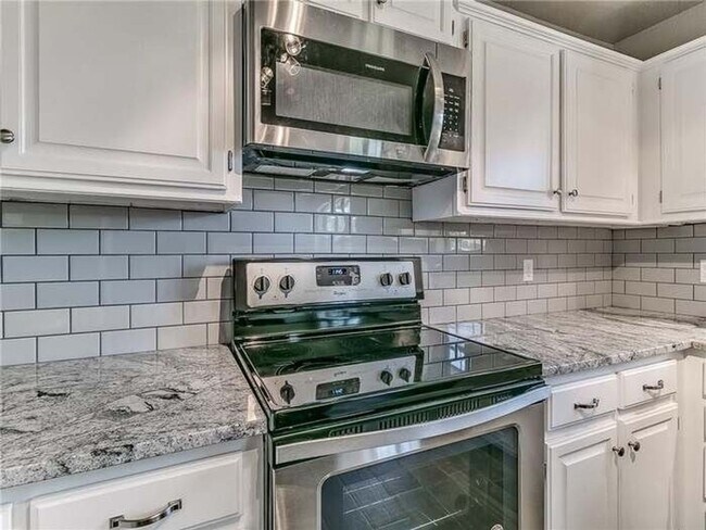 Building Photo - Spacious 4 Bedroom Home - Edmond Schools -...