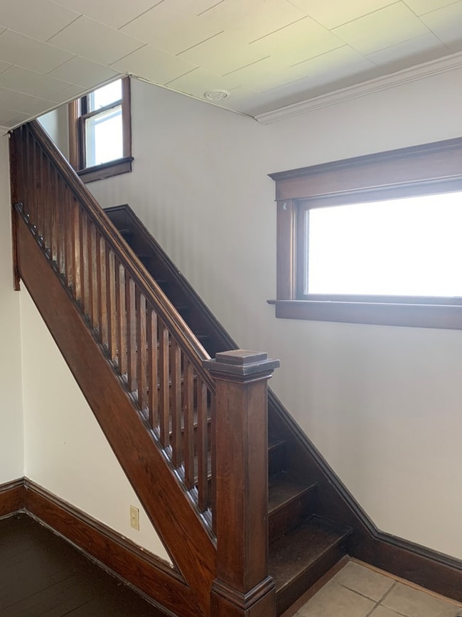 Building Photo - 206 E 10th St