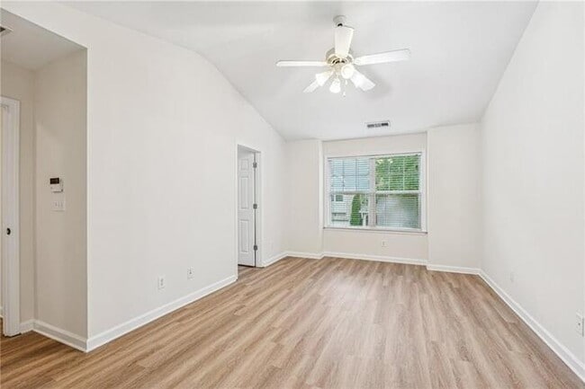 Building Photo - House 3 Beds 3 Bath