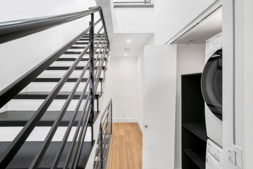 Building Photo - 1447 N Martel Ave