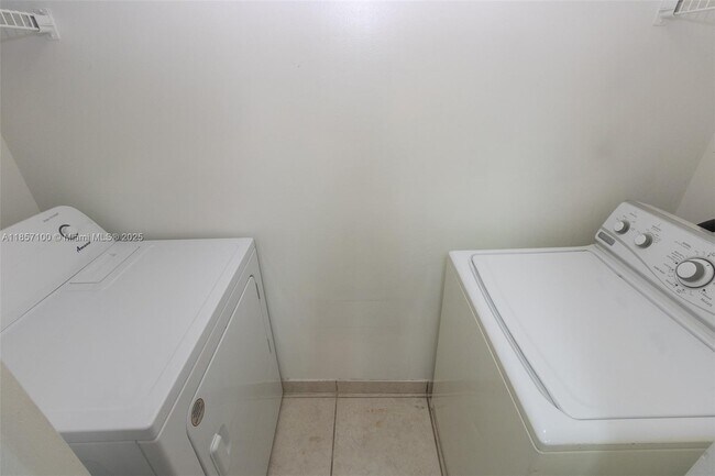 Building Photo - 1237 SW 46th Ave