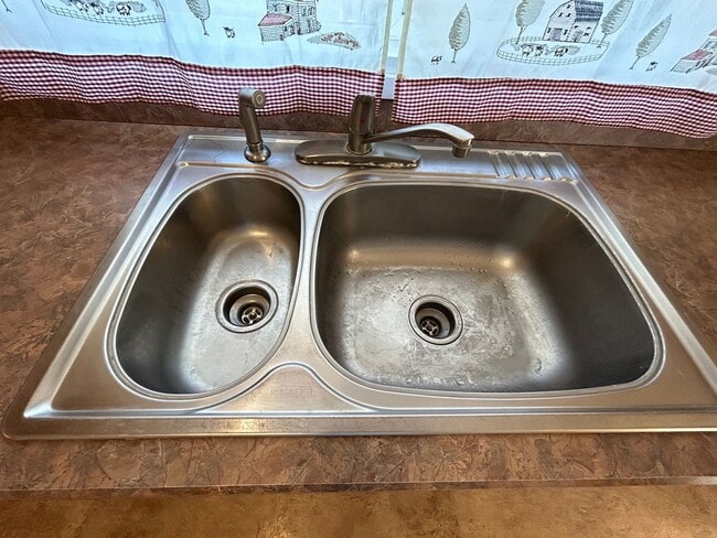 Building Photo - 5 Bed 2 Bath Home with 2 Car Attached Garage in Quiet Nice Neighborhood.