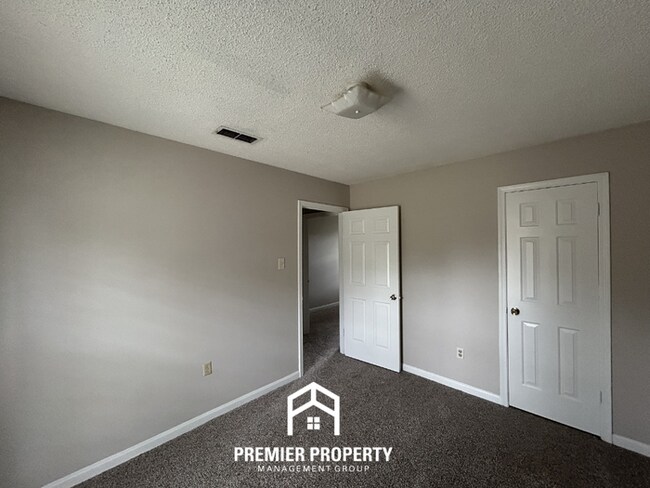 Building Photo - Stunning 3BR/2BA in Southeast Memphis | Vaulted Ceilings & Floor-to-Ceiling Fireplace