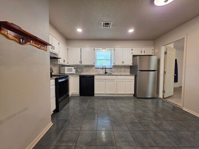 Building Photo - Cute 4 bedroom home in Shawnee