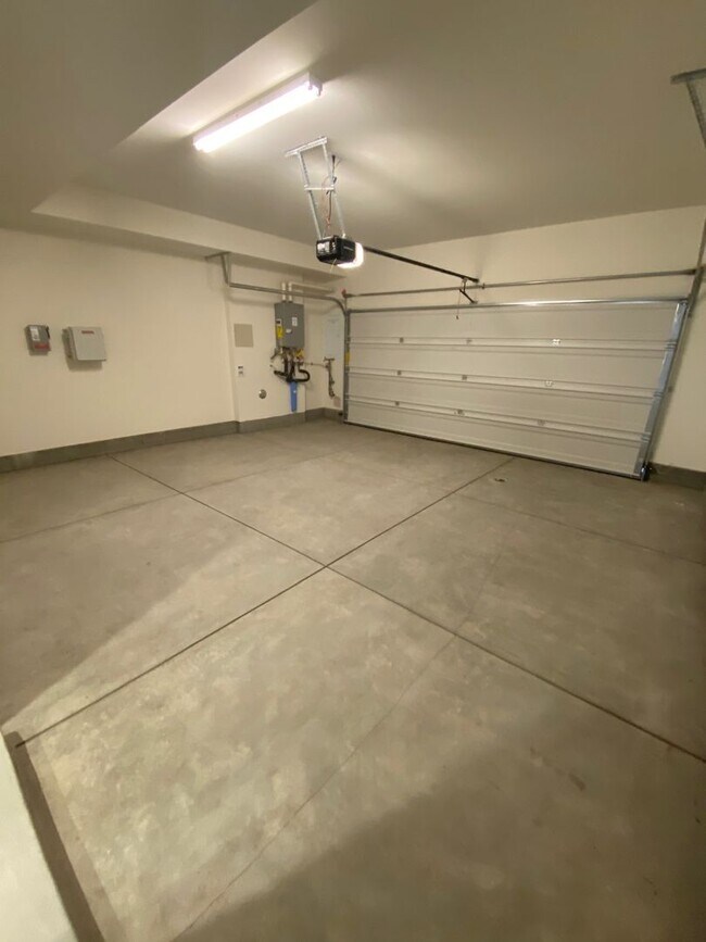 Building Photo - Beautiful 3 bed, 3 bath home in new community!