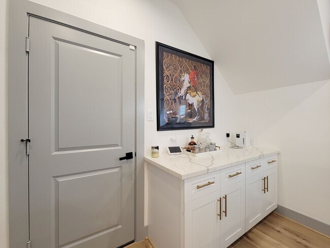 Building Photo - This 4-bedroom, 3-bathroom, two-story resi...