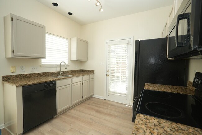 Building Photo - Newly renovated home in South Charlotte!