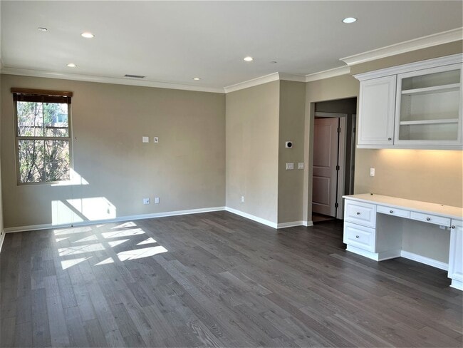 Building Photo - Gorgeous 3 bedroom home In the heart of Ir...