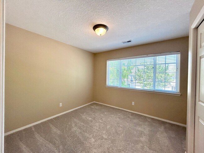 Building Photo - Spacious 4 Bed, 2.5 Bath House