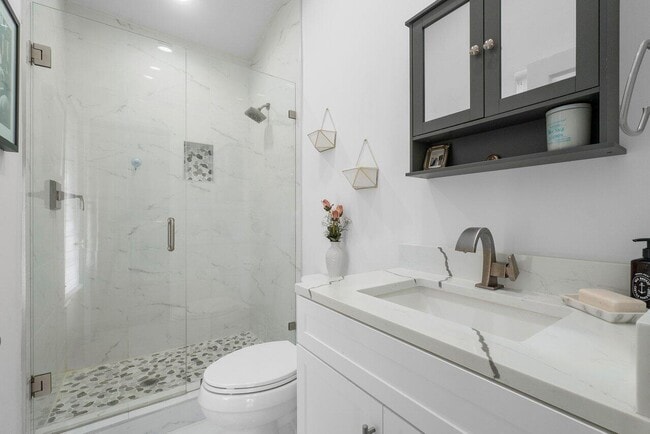 Building Photo - 6085 Robinson St