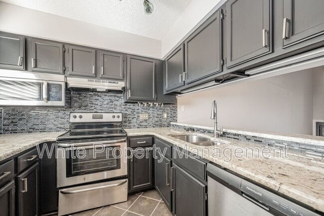 Building Photo - 2555 Stockbridge Dr