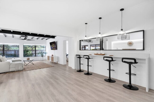 Building Photo - 704 NE 2nd St