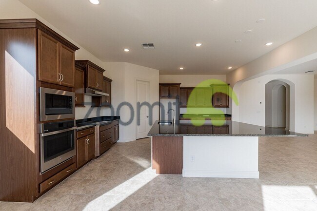 Building Photo - Beautiful Views!