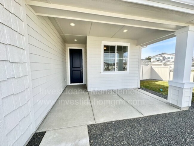 Building Photo - Beautiful 2 year old home available soon!