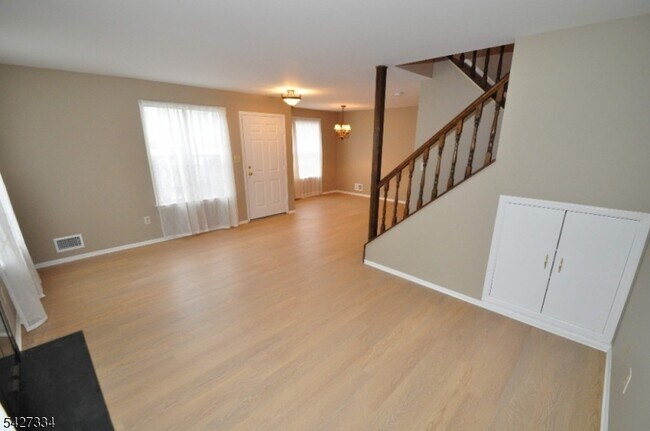 Building Photo - 352 Greenbriar Dr