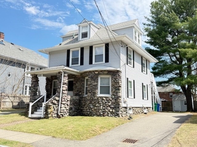 Building Photo - 102 Floral St