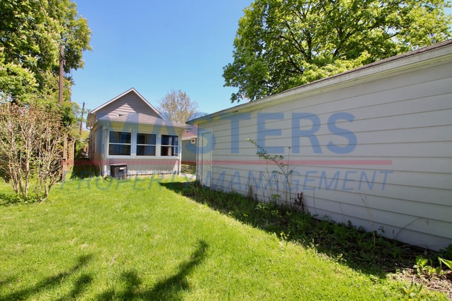 Building Photo - Three bedroom with 1 and a half bath tradi...