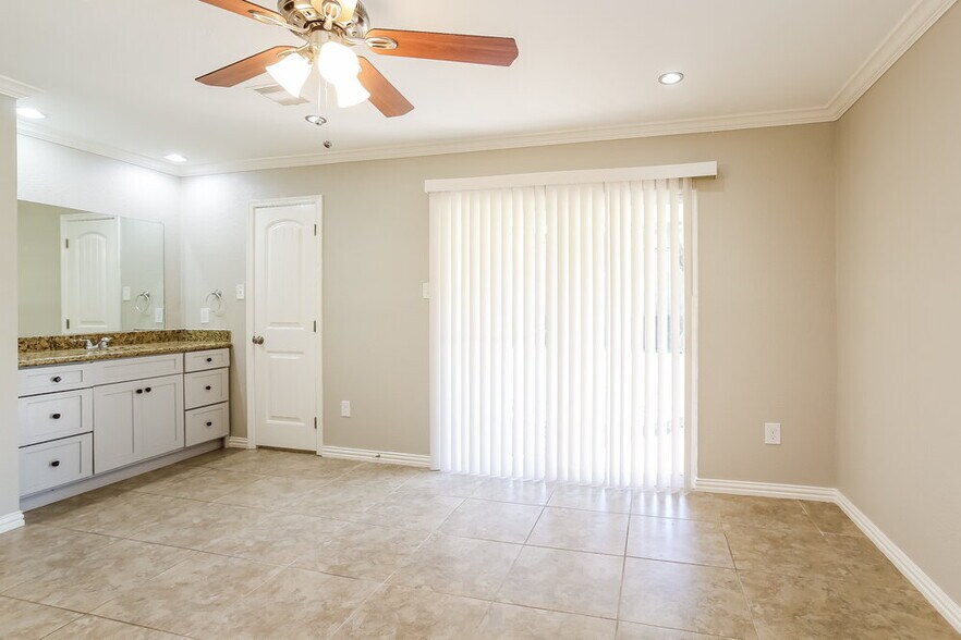 Building Photo - 10806 Clear Fork Dr