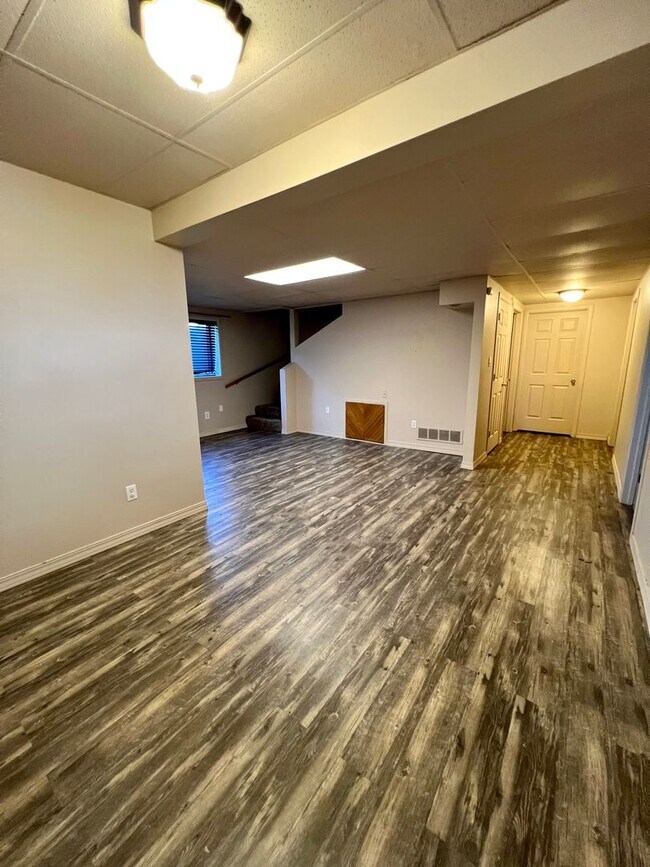 Building Photo - Country living home