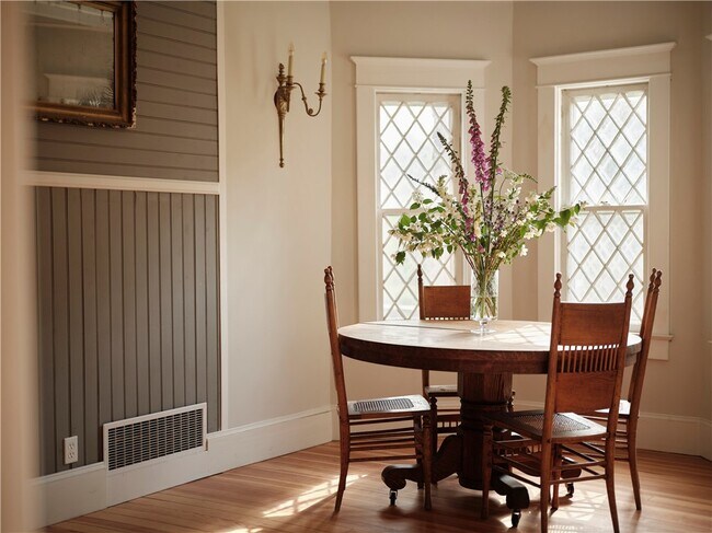 Building Photo - 38 Lake St