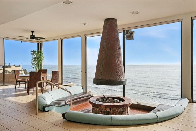 Building Photo - 2BR / 2.5BA Townhome in Prime Solana Beach...