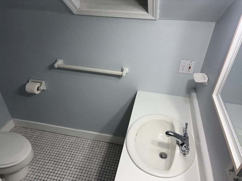 Building Photo - 210 County St