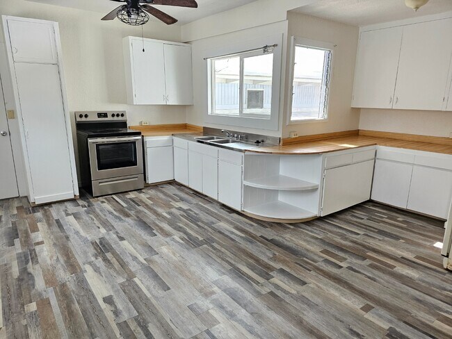 Building Photo - 3 Bed / 2 Bath Single-Family Attached Home...