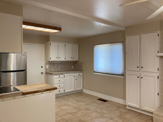 Building Photo - 1960 Harris Ave