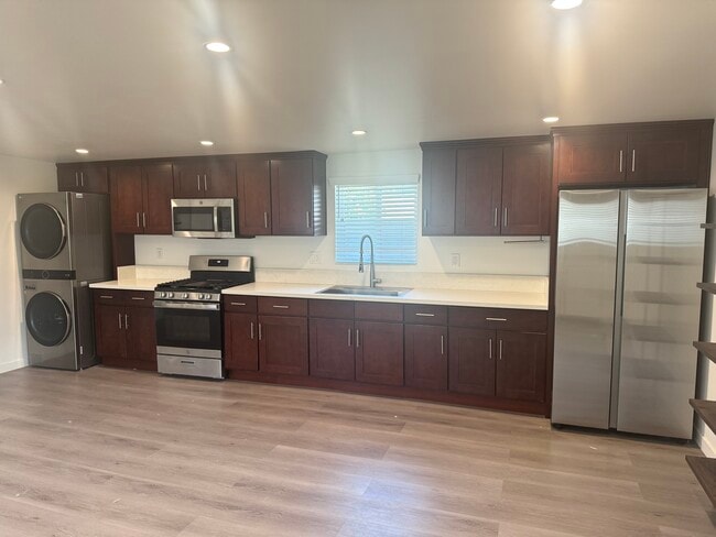 Building Photo - 332 Thompson Ave